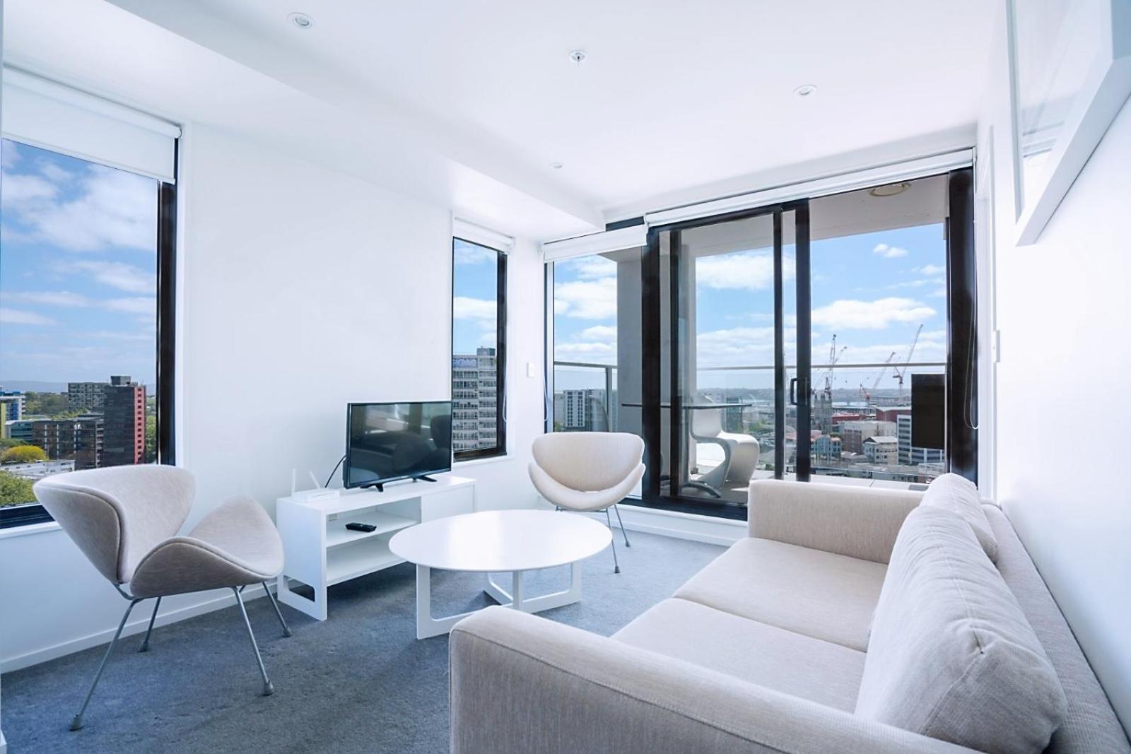 Magnificent Skytower View 2 Bdr 2 Bth Apt Apartment *